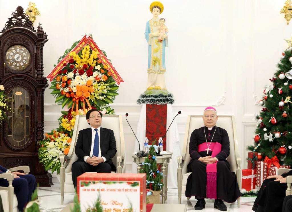 Phó Thủ tướng Hồ Quốc Dũng gửi tới Tổng Giám mục Đặng Đức Ngân, các linh mục, tu sĩ lời chúc sức khỏe, an lành và thánh đức; đồng thời chúc mừng Giáng sinh an lành, năm mới bình an tới toàn thể linh mục, tu sĩ nam nữ và đồng bào Công giáo Tổng Giáo phận Huế - Ảnh: VGP/Gia Huy Phó Thủ tướng Hồ Quốc Dũng gửi tới Tổng Giám mục Đặng Đức Ngân, các linh mục, tu sĩ lời chúc sức khỏe, an lành và thánh đức; đồng thời chúc mừng Giáng sinh an lành, năm mới bình an tới toàn thể linh mục, tu sĩ nam nữ và đồng bào Công giáo Tổng Giáo phận Huế - Ảnh: VGP/Gia Huy
