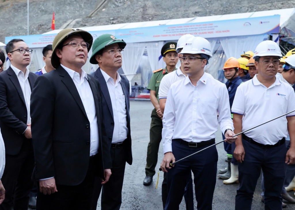 Phó Thủ tướng mong muốn các đơn vị thi công tiếp tục phát huy tinh thần đoàn kết, chủ động, sáng tạo; tuân thủ nghiêm các quy định về an toàn lao động, chất lượng công trình, phấn đấu hoàn thành các hạng mục còn lại đúng tiến độ - Ảnh: VGP/Gia Huy