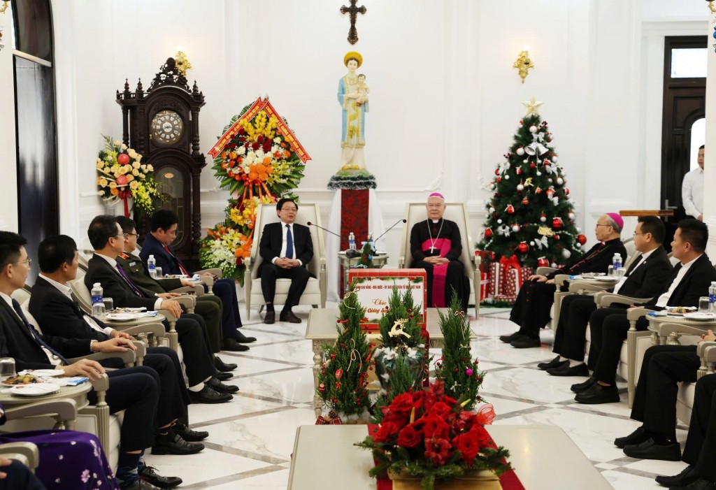 Phó Thủ tướng ghi nhận và đánh giá cao những đóng góp bền bỉ, trách nhiệm của chức sắc, tu sĩ, tín đồ Công giáo nói chung, Tổng Giáo phận Huế nói riêng - Ảnh: VGP/Gia Huy Phó Thủ tướng ghi nhận và đánh giá cao những đóng góp bền bỉ, trách nhiệm của chức sắc, tu sĩ, tín đồ Công giáo nói chung, Tổng Giáo phận Huế nói riêng - Ảnh: VGP/Gia Huy