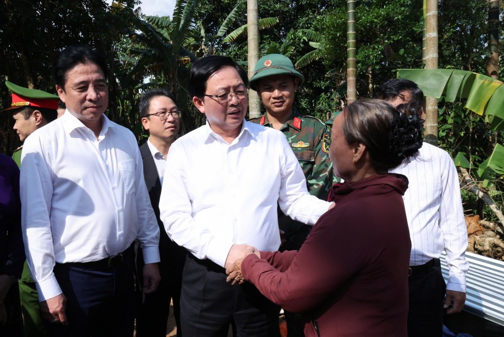 Phó Thủ tướng thăm, động viên, kiểm tra thực tế tiến độ xây dựng nhà ở cho gia đình bà Võ Thị Trâm (thôn Lương Quý Phú) - Ảnh: VGP/Gia Huy