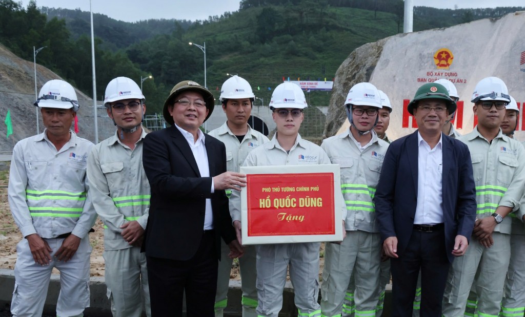 Phó Thủ tướng tặng quà động viên kỹ sư, công nhân xây dựng của Dự án - Ảnh: VGP/Gia Huy