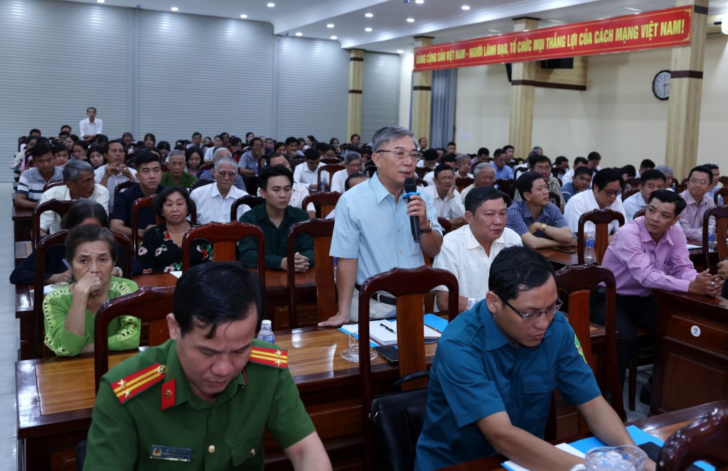 Các cử tri phát biểu - Ảnh: VGP/Đức Tuân