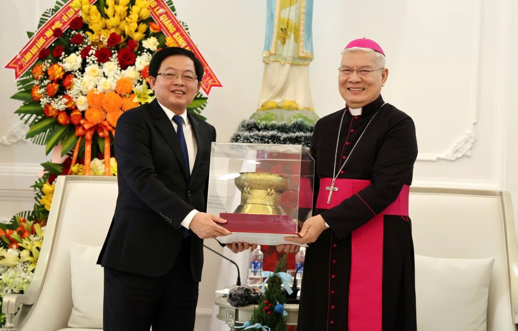 Phó Thủ tướng Hồ Quốc Dũng tặng quà Tổng Giám mục Tổng Giáo phận Huế Đặng Đức Ngân - Ảnh: VGP/Gia Huy Phó Thủ tướng Hồ Quốc Dũng tặng quà Tổng Giám mục Tổng Giáo phận Huế Đặng Đức Ngân - Ảnh: VGP/Gia Huy