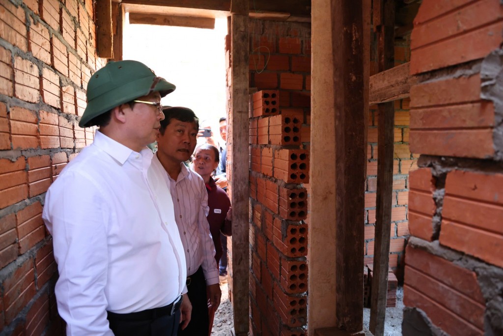 Phó Thủ tướng kiểm tra thực tế tiến độ xây dựng nhà ở - Ảnh: VGP/Gia Huy