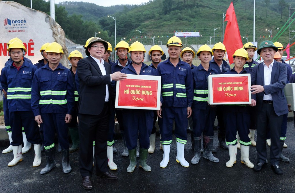 Phó Thủ tướng tặng quà động viên kỹ sư, công nhân xây dựng của Dự án - Ảnh: VGP/Gia Huy