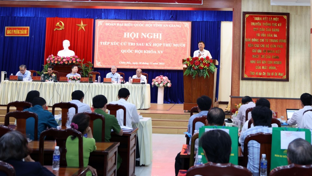 Phó Thủ tướng đề nghị chính quyền địa phương tiếp thu các kiến nghị của cử tri và trả lời, xử lý theo thẩm quyền - Ảnh: VGP/Đức Tuân