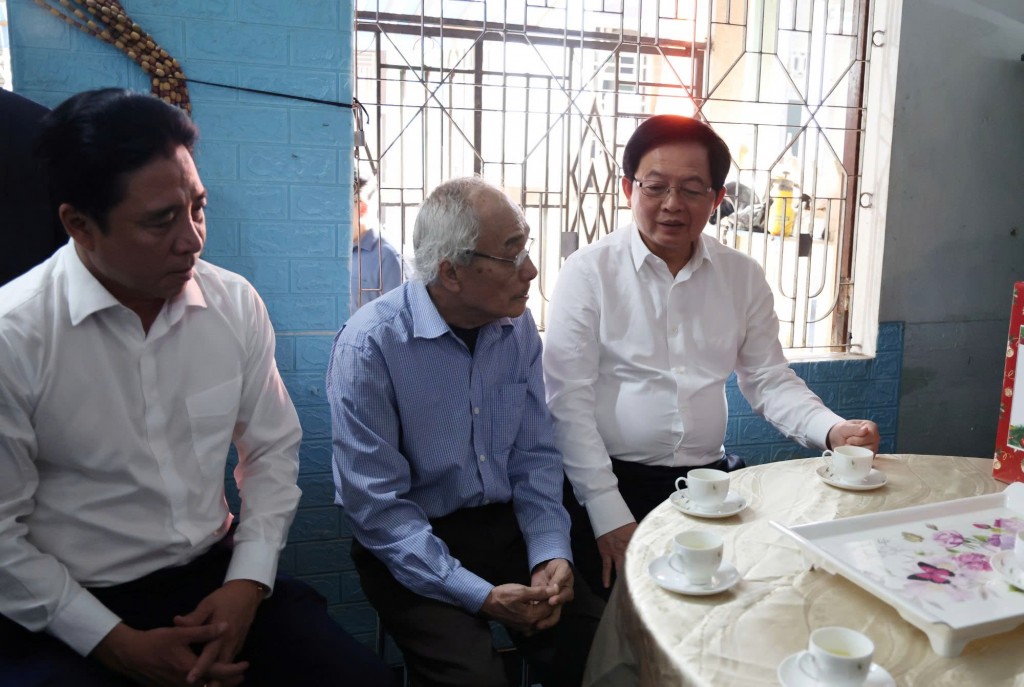 Phó Thủ tướng thăm, tặng quà gia đình giáo dân có hoàn cảnh khó khăn tại thành phố Huế - Ảnh: VGP/Gia Huy Phó Thủ tướng thăm, tặng quà gia đình giáo dân có hoàn cảnh khó khăn tại thành phố Huế - Ảnh: VGP/Gia Huy