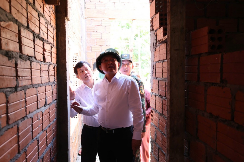 Phó Thủ tướng kiểm tra thực tế tiến độ xây dựng nhà ở - Ảnh: VGP/Gia Huy