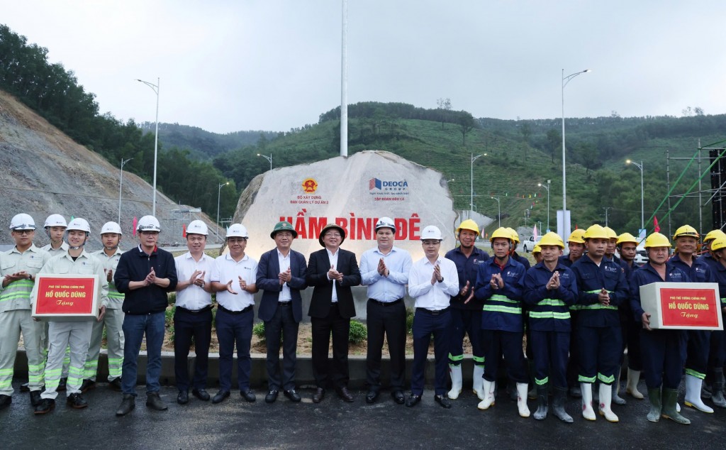 Phó Thủ tướng tặng quà động viên kỹ sư, công nhân xây dựng của Dự án - Ảnh: VGP/Gia Huy