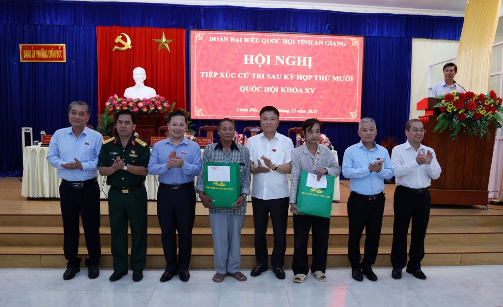 Phó Thủ tướng trao quà tặng các gia đình có hoàn cảnh khó khăn - Ảnh: VGP/Đức Tuân