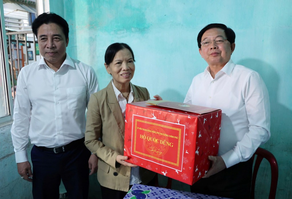 Phó Thủ tướng thăm, tặng quà gia đình giáo dân có hoàn cảnh khó khăn tại thành phố Huế - Ảnh: VGP/Gia Huy Phó Thủ tướng thăm, tặng quà gia đình giáo dân có hoàn cảnh khó khăn tại thành phố Huế - Ảnh: VGP/Gia Huy