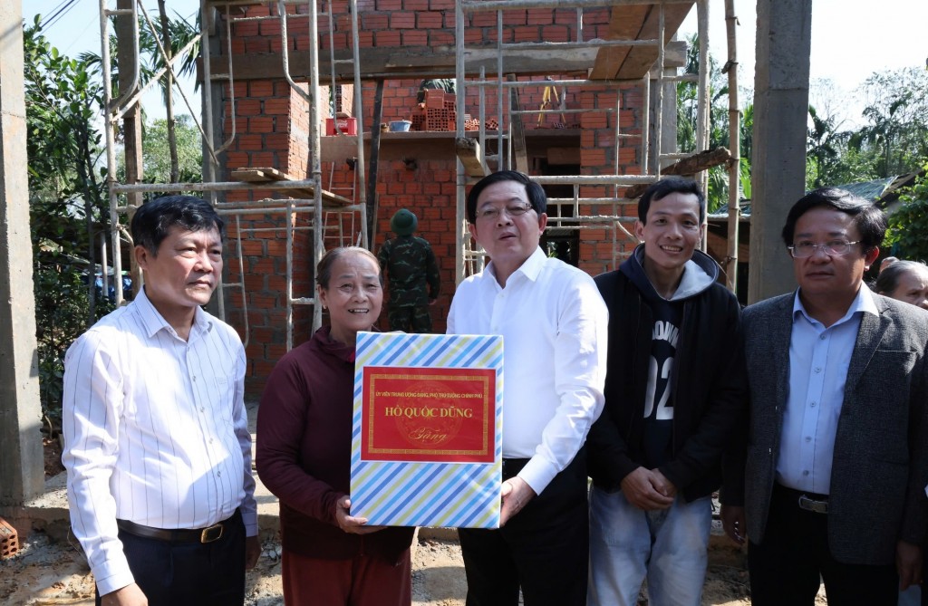 Phó Thủ tướng động viên, tặng quà gia đình bà Võ Thị Trâm (thôn Lương Quý Phú) - Ảnh: VGP/Gia Huy