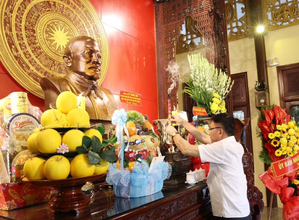Cùng ngày, Phó Thủ tướng Lê Thành Long đã dâng hương tại Khu lưu niệm Chủ tịch Tôn Đức Thắng tại Long Xuyên, tỉnh An Giang - Ảnh VGP/Đức Tuân