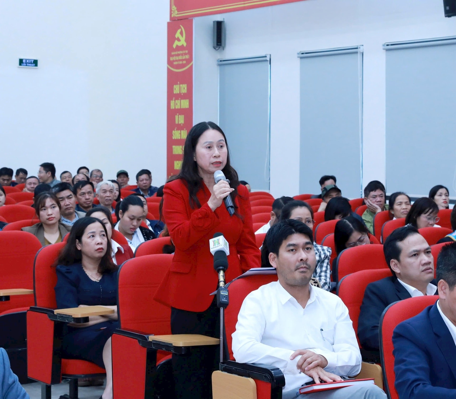 Cử tri đánh giá cao kết quả kỳ họp thứ mười, Quốc hội khóa XV và đặt nhiều câu hỏi với các đại biểu Quốc hội. Cử tri đánh giá cao kết quả kỳ họp thứ mười, Quốc hội khóa XV và đặt nhiều câu hỏi với các đại biểu Quốc hội.