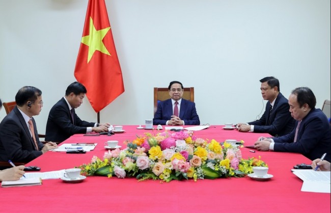 Thủ tướng Phạm Minh Chính điện đàm với Thủ tướng Singapore Lawrence Wong