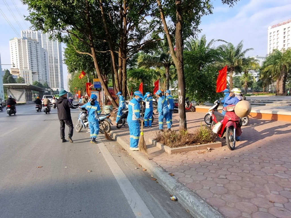 Công nhân Công ty TNHH Môi trường Đô thị Hà Nội tham gia buổi ra quân