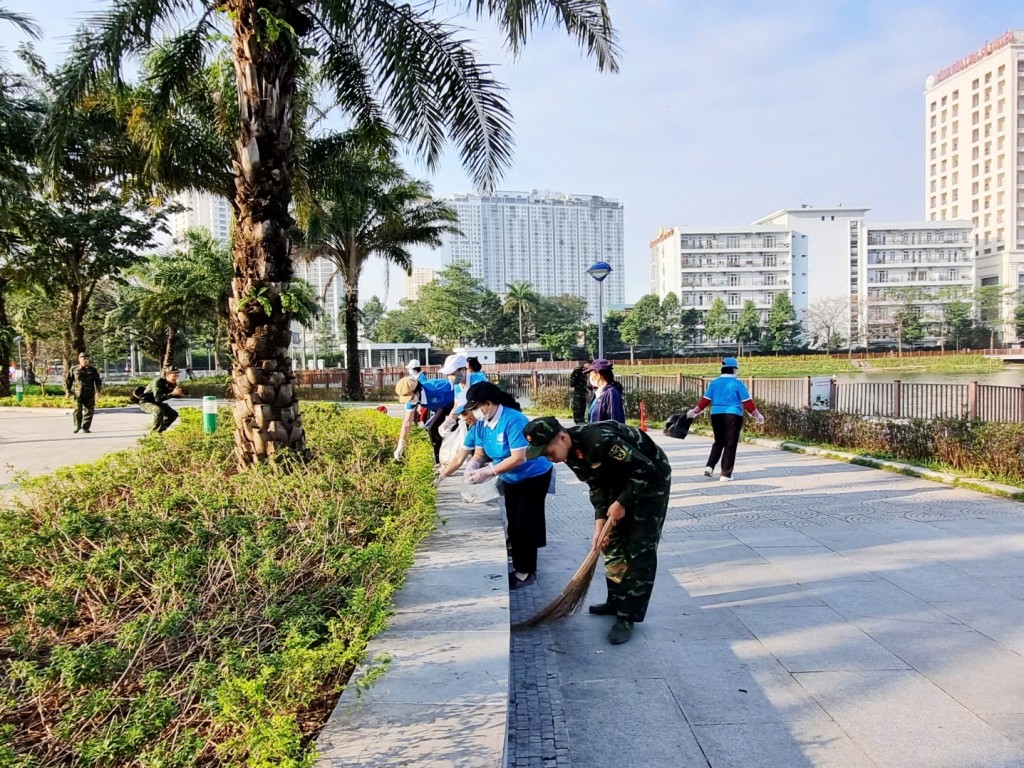 Cán bộ, chiến sỹ Tiểu đoàn 18 Đặc công cùng cán bộ, hội viên Hội LHPN phường tham gia dọn VSMT khu vực Công viên Phùng Khoang Cán bộ, chiến sỹ Tiểu đoàn 18 Đặc công cùng cán bộ, hội viên Hội LHPN phường tham gia dọn VSMT khu vực Công viên Phùng Khoang