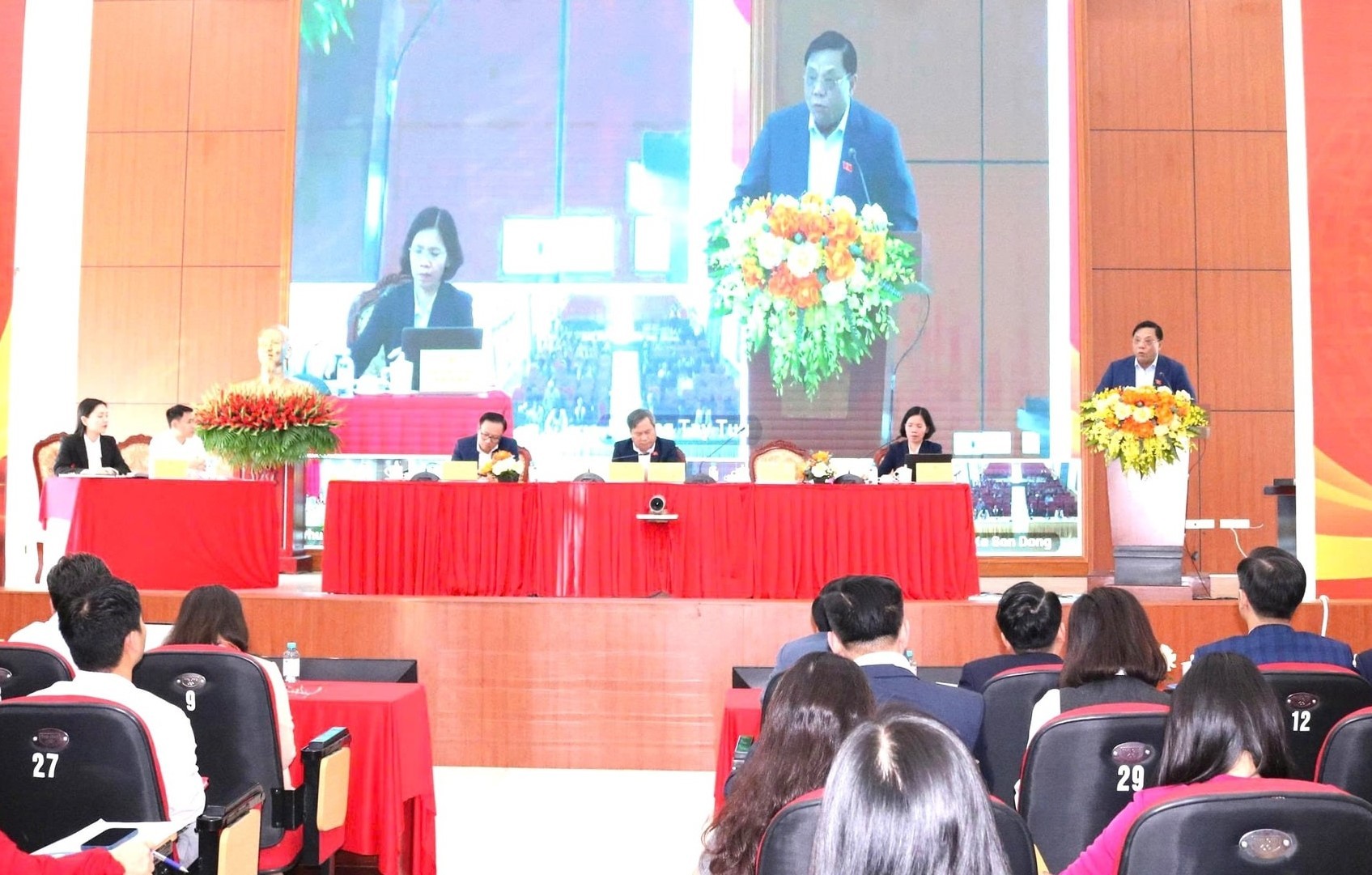 Thứ trưởng Bộ Dân tộc và Tôn giáo Nguyễn Hải Trung báo cáo nội dung kết quả kỳ họp thứ mười. Ảnh: Đình Hiệp Thứ trưởng Bộ Dân tộc và Tôn giáo Nguyễn Hải Trung báo cáo nội dung kết quả kỳ họp thứ mười. Ảnh: Đình Hiệp