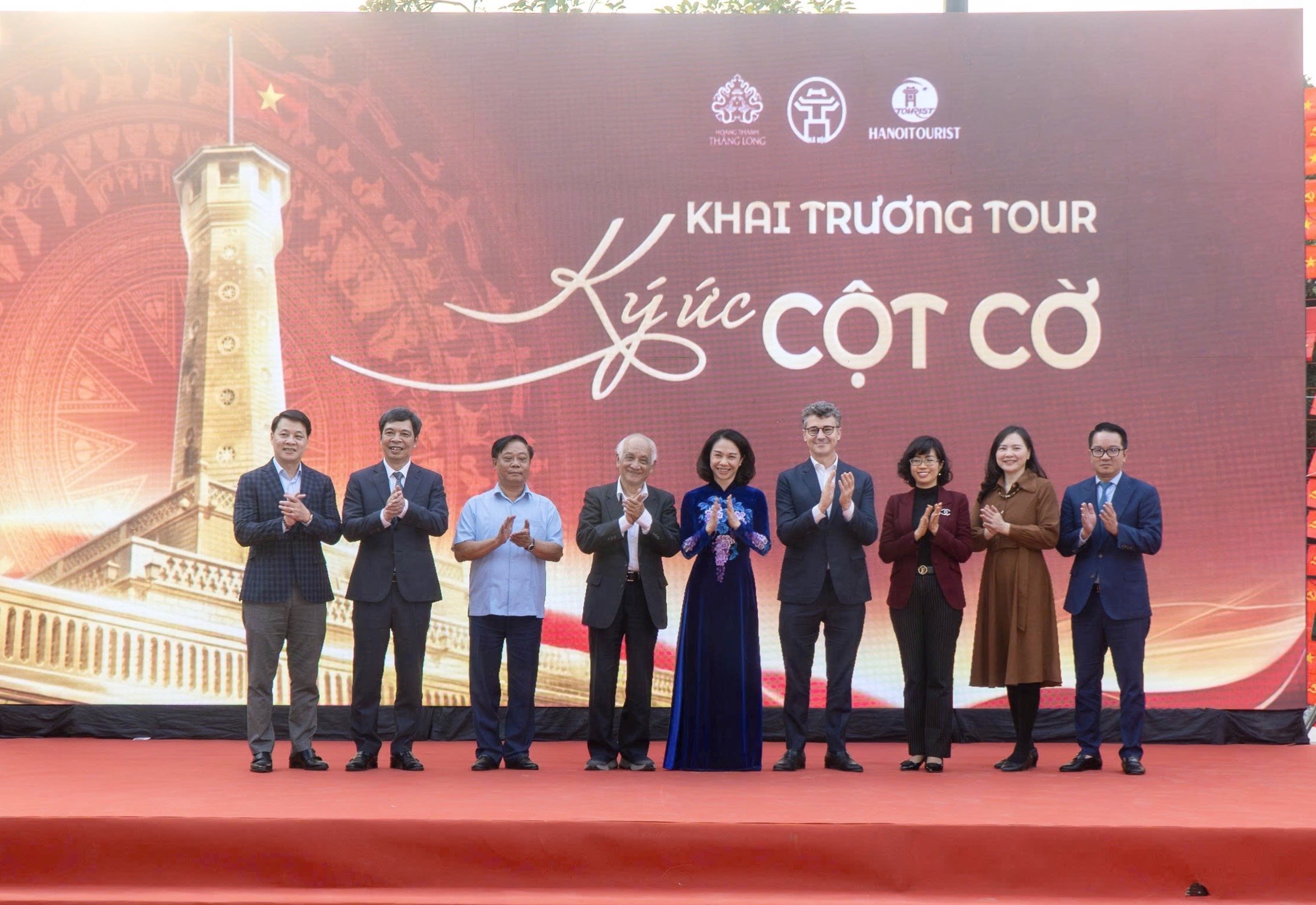 Phó Chủ tịch UBND TP Hà Nội Vũ Thu Hà và các đại biểu khai trương tour “Ký ức Cột cờ” góp phần làm mới cách tiếp cận di sản