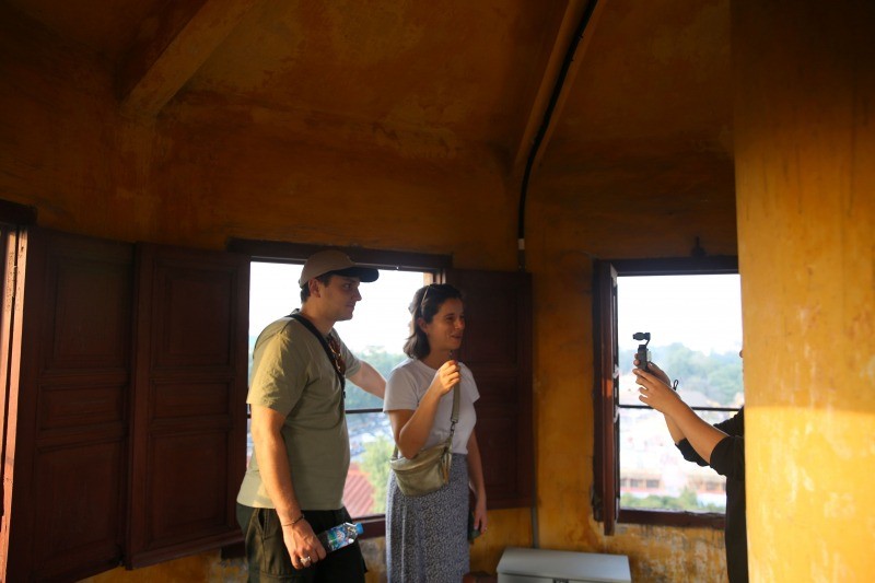 Du khách nước ngoài trải nghiệm chuyến tham quan Cột cờ Hà Nội Du khách nước ngoài trải nghiệm chuyến tham quan Cột cờ Hà Nội