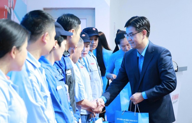 Lãnh đạo LĐLĐ thành phố Hà Nội thăm, tặng quà công nhân lao động