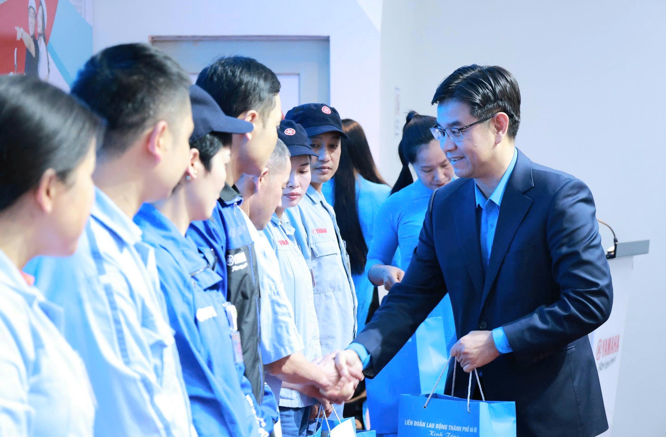 Chủ tịch LĐLĐ thành phố Hà Nội Nguyễn Văn Thắng tặng quà cho công nhân lao động (Ảnh: Mai Quý) Chủ tịch LĐLĐ thành phố Hà Nội Nguyễn Văn Thắng tặng quà cho công nhân lao động (Ảnh: Mai Quý)