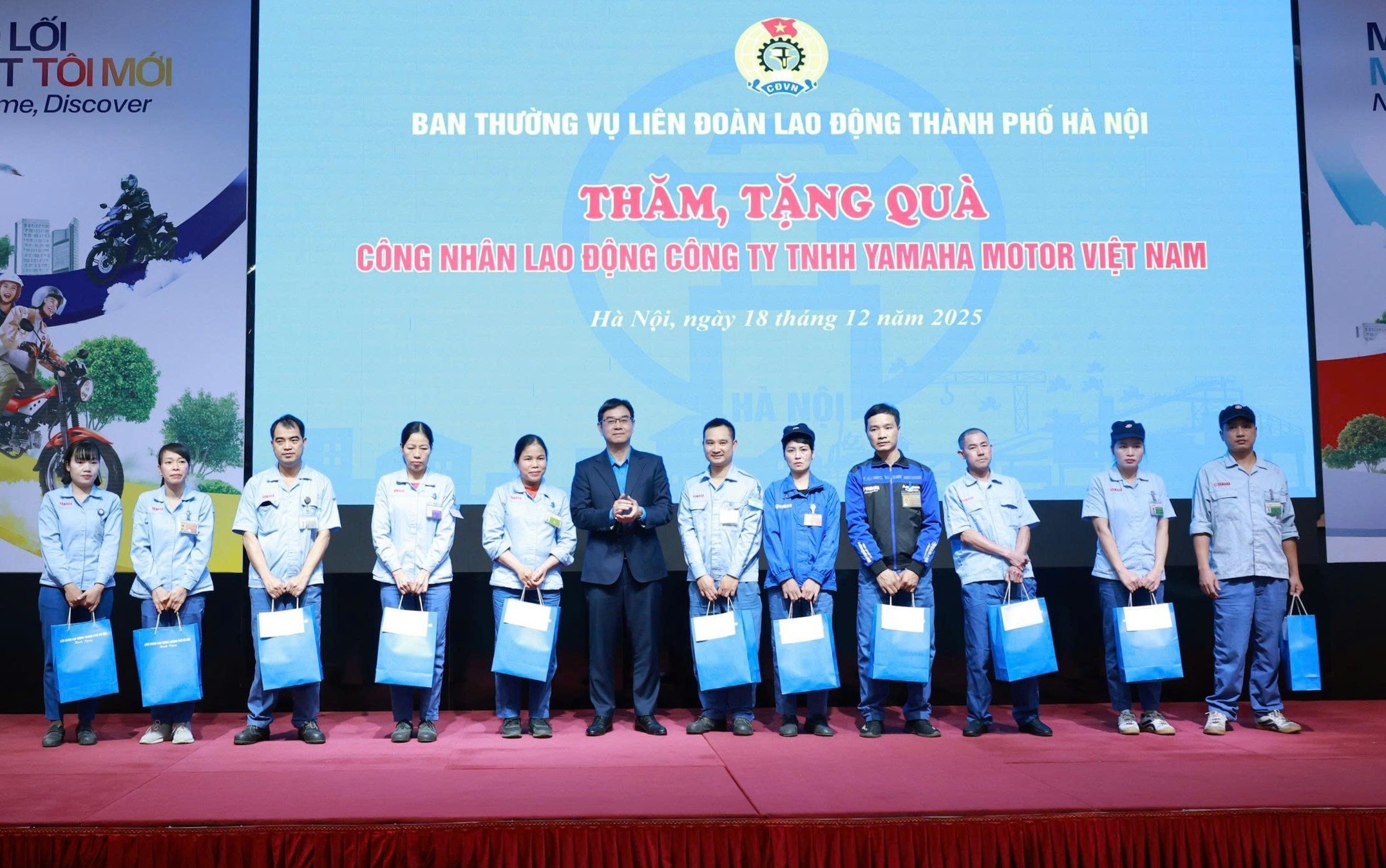 Chủ tịch LĐLĐ thành phố Hà Nội Nguyễn Văn Thắng tặng quà cho công nhân lao động