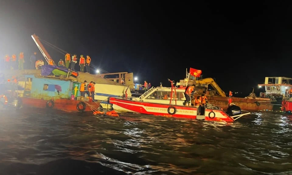 Lực lượng chức năng tiếp tục tìm kiếm người bị nạn trong vụ đắm tàu du lịch trên Vịnh Hạ Long. Ảnh: QMG. Lực lượng chức năng tiếp tục tìm kiếm người bị nạn trong vụ đắm tàu du lịch trên Vịnh Hạ Long. Ảnh: QMG.