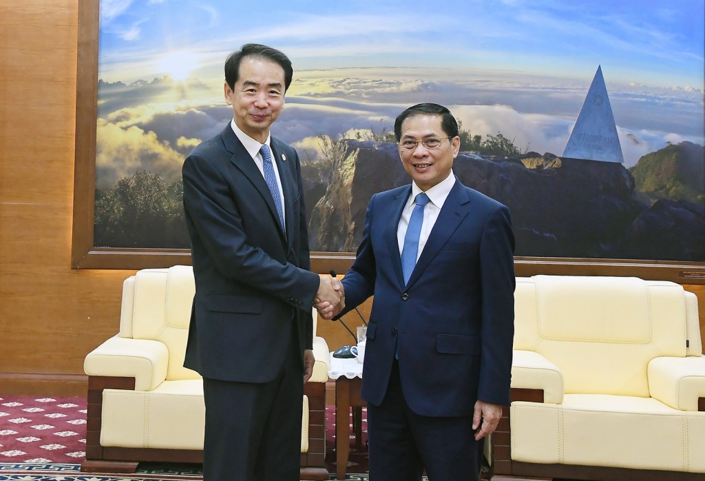 Phó Thủ tướng Bùi Thanh Sơn tiếp Đại sứ Trung Quốc Hà Vĩ - Ảnh: VGP/Hải Minh