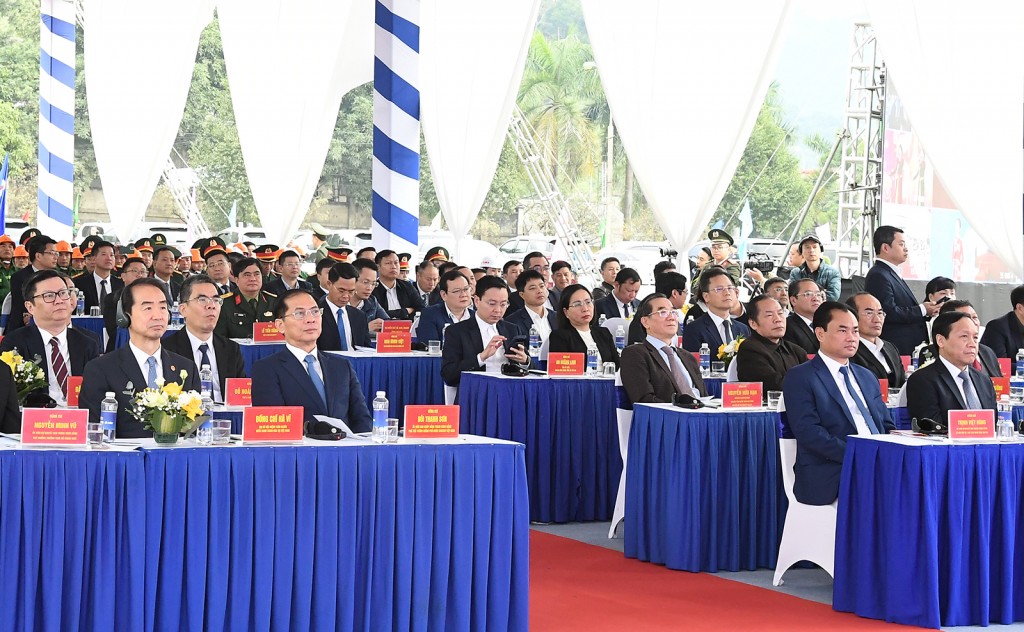 Phó Thủ tướng Bùi Thanh Sơn cùng các đại biểu dự Lễ khởi công Dự án thành phần 1 thuộc Dự án đầu tư xây dựng tuyến đường sắt Lào Cai - Hà Nội - Hải Phòng - Ảnh: VGP/Hải Minh