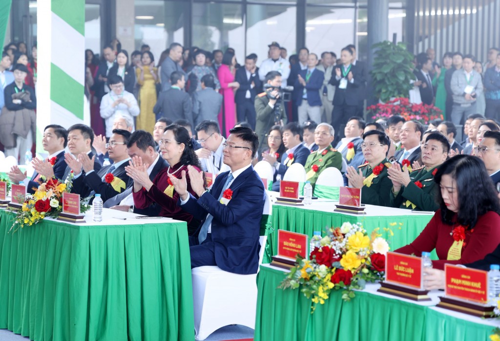 Phó Thủ tướng Lê Thành Long và các đại biểu dự buổi lễ - Ảnh VGP/Đức Tuân