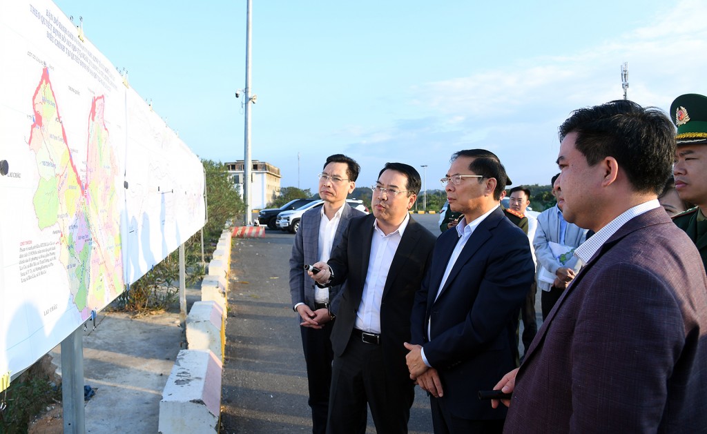 Phó Thủ tướng Bùi Thanh Sơn khảo sát tại Cửa khẩu quốc tế đường bộ số II Kim Thành - Ảnh: VGP/Hải Minh