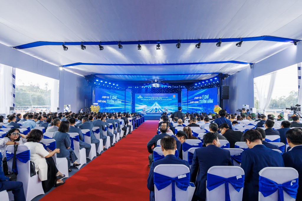 Lễ khởi công Dự án Nhà máy Sản xuất Ray và Thép đặc biệt Hòa Phát Dung Quất Lễ khởi công Dự án Nhà máy Sản xuất Ray và Thép đặc biệt Hòa Phát Dung Quất