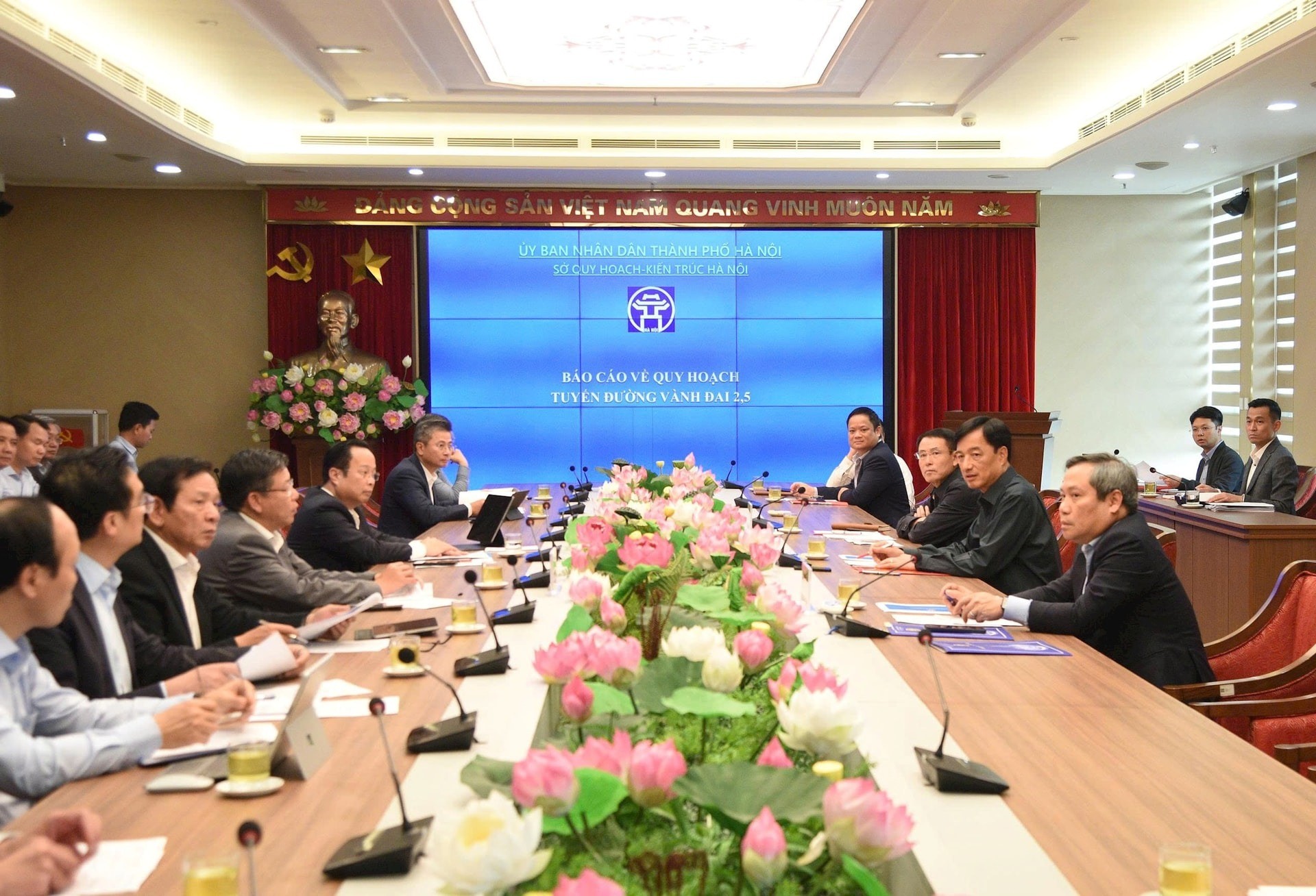 Bí thư Thành ủy Hà Nội Nguyễn Duy Ngọc cùng các đồng chí lãnh đạo thành phố làm việc về triển khai Dự án tuyến đường Vành đai 2,5.