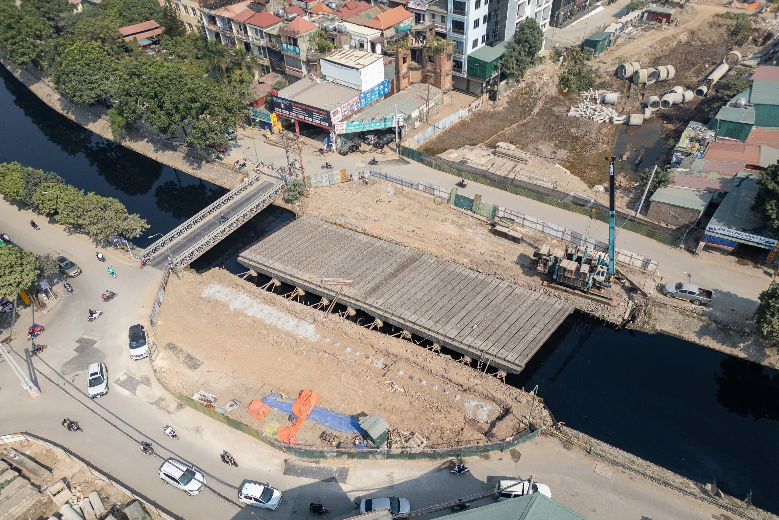 Cầu L3 qua sông Lừ thuộc dự án đường Vành đai 2,5 đang được xây dựng. Ảnh: Sóng Hữu