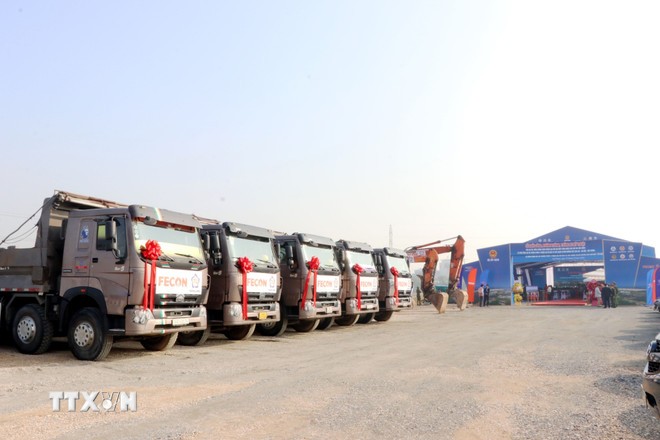 Sáng 19/12/2025, tại xã Gia Lộc, thành phố Hải Phòng, Bộ Xây dựng tổ chức lễ khởi công xây dựng ga Hải Dương Nam thuộc dự án thành phần 1 của Dự án đầu tư xây dựng tuyến đường sắt Lào Cai-Hà Nội-Hải Phòng. Tuyến đường sắt Lào Cai-Hà Nội-Hải Phòng đoạn qua địa bàn thành phố Hải Phòng có tổng chiều dài 110 km, đi qua 23 xã, phường, đặc khu; Tổng kinh phí là 16.318 tỷ đồng. (Ảnh: Mạnh Tú/TTXVN)