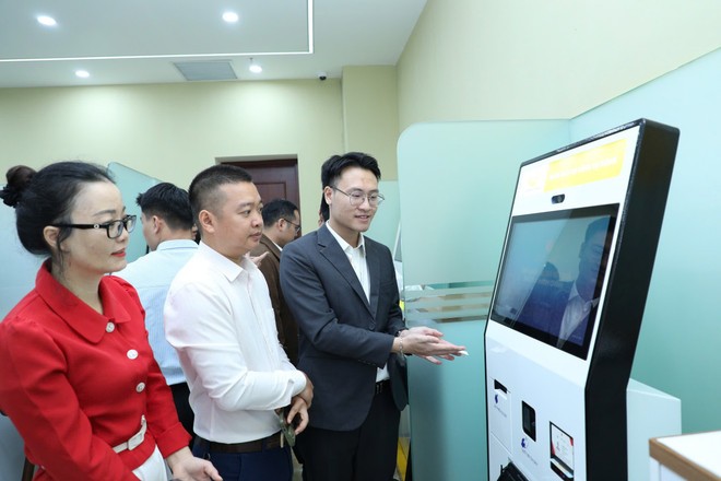 Bộ phận tiếp nhận và trả kết quả được bố trí tại tầng 1, Trụ sở Bộ Khoa học và Công nghệ (113 Trần Duy Hưng, Hà Nội), thể hiện rõ định hướng đưa dịch vụ hành chính công đến gần hơn với người dân và doanh nghiệp, ngay từ không gian tiếp cận đầu tiên. (Ảnh: Bộ Khoa học và Công nghệ) Bộ phận tiếp nhận và trả kết quả được bố trí tại tầng 1, Trụ sở Bộ Khoa học và Công nghệ (113 Trần Duy Hưng, Hà Nội), thể hiện rõ định hướng đưa dịch vụ hành chính công đến gần hơn với người dân và doanh nghiệp, ngay từ không gian tiếp cận đầu tiên. (Ảnh: Bộ Khoa học và Công nghệ)