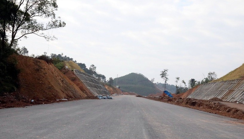 Một đoạn trên tuyến cao tốc cửa khẩu Hữu Nghị - Chi Lăng, tỉnh Lạng Sơn đã hoàn thành thảm bêtông nhựa. (Ảnh: Văn Đạt/TTXVN) Một đoạn trên tuyến cao tốc cửa khẩu Hữu Nghị - Chi Lăng, tỉnh Lạng Sơn đã hoàn thành thảm bêtông nhựa. (Ảnh: Văn Đạt/TTXVN)