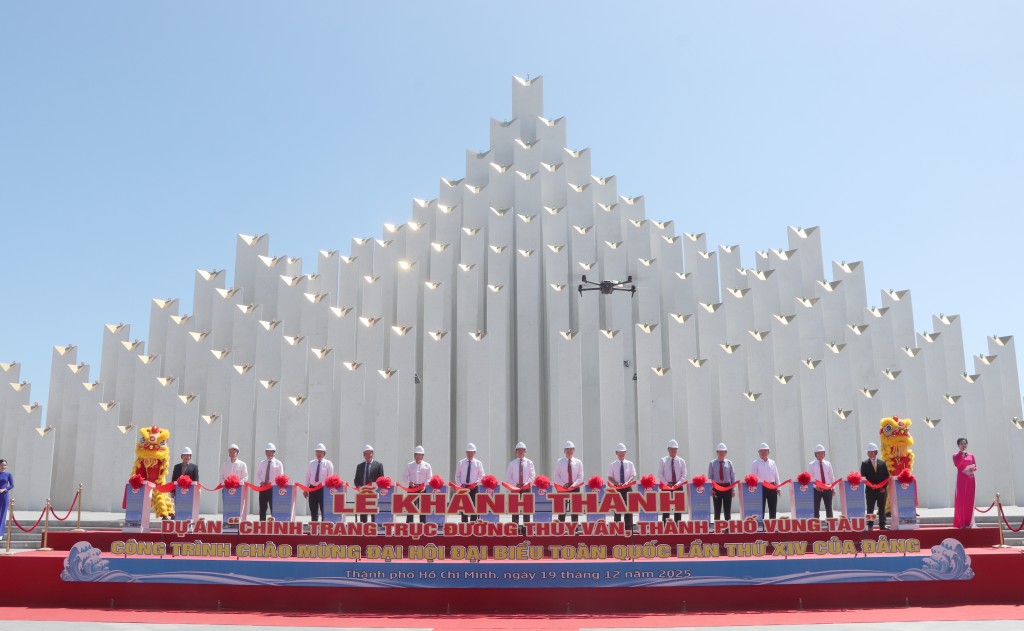 Lãnh đạo TPHCM và các đại biểu thực hiện nghi thức cắt băng khánh thành dự án chỉnh trang trục đường Thùy Vân. Ảnh: QUANG VŨ Lãnh đạo TPHCM và các đại biểu thực hiện nghi thức cắt băng khánh thành dự án chỉnh trang trục đường Thùy Vân. Ảnh: QUANG VŨ