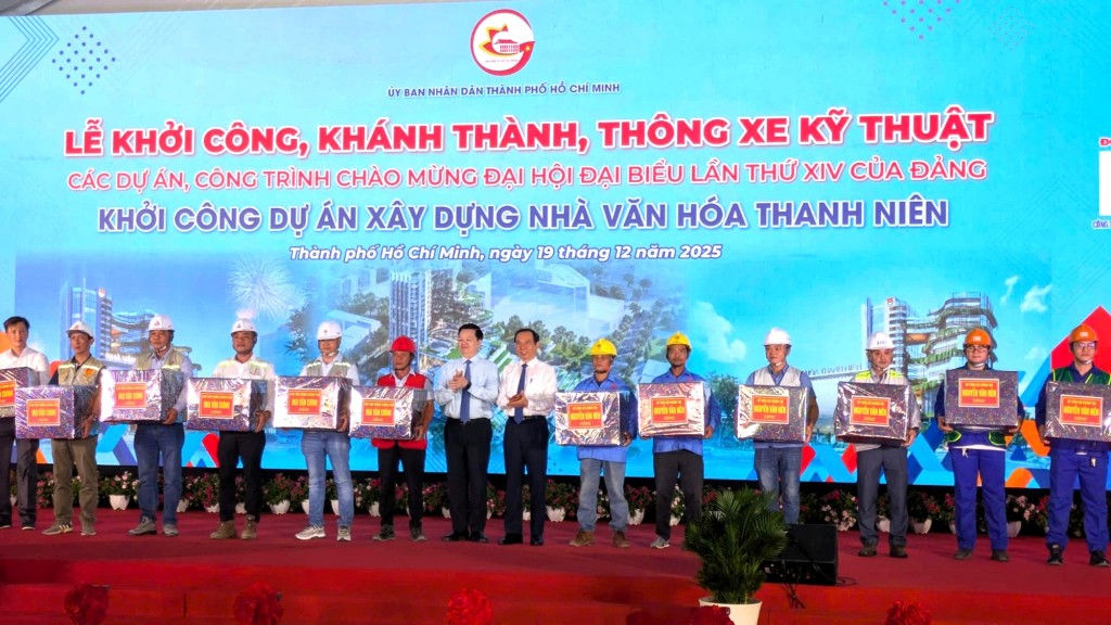 Thường trực Tiểu ban Văn kiện Đại hội XIV của Đảng Nguyễn Văn Nên và Phó Thủ tướng Chính phủ Mai Văn Chính tặng quà động viên đội ngũ công nhân, kỹ sư Thường trực Tiểu ban Văn kiện Đại hội XIV của Đảng Nguyễn Văn Nên và Phó Thủ tướng Chính phủ Mai Văn Chính tặng quà động viên đội ngũ công nhân, kỹ sư