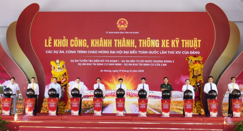 Lãnh đạo Bộ, ngành Trung ương, tỉnh An Giang, đặc khu Phú Quốc thực hiện nghi thức khởi công các dự án (ảnh: Tây Hồ)