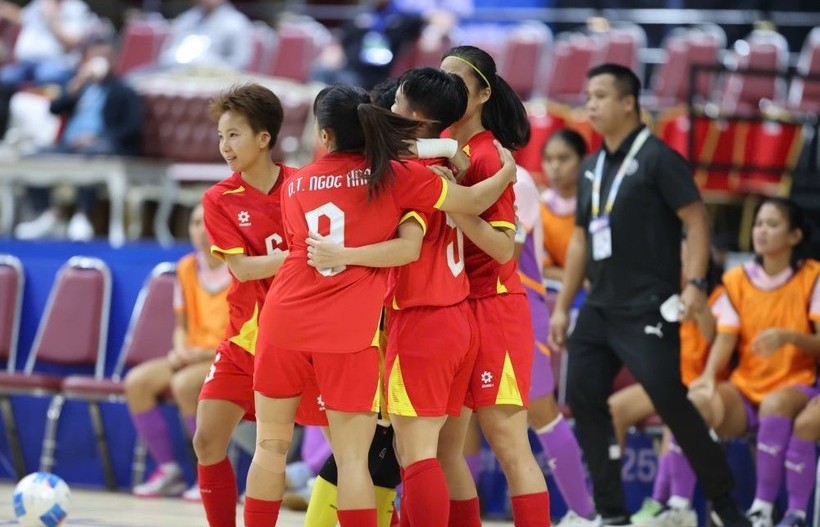 FIFA tôn vinh Thùy Trang và tấm HCV lịch sử của futsal nữ Việt Nam