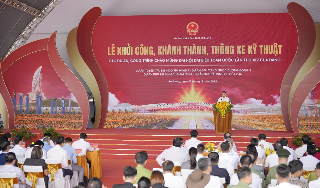 Lãnh đạo Tập đoàn Sun Group phát biểu tại buổi lễ (ảnh: Tây Hồ)