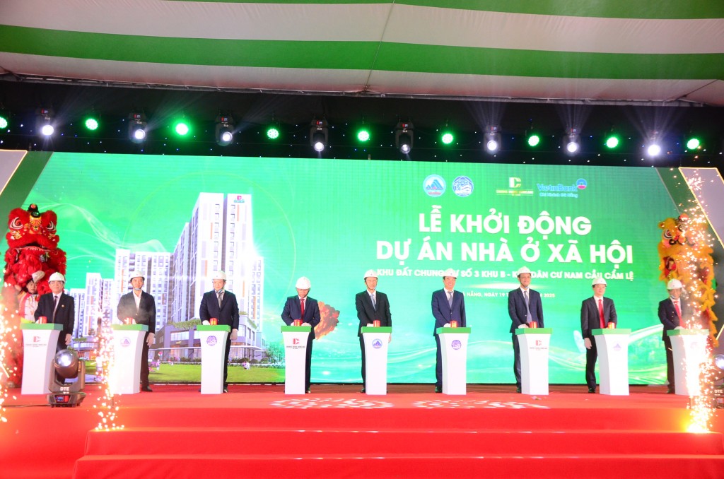 Các đại biểu thực hiện nghi thức khởi công dự án Nhà ở xã hội tại Khu đất số 3, Khu B – KDC Nam Cầu Cẩm Lệ (Ảnh Đ.Minh) Các đại biểu thực hiện nghi thức khởi công dự án Nhà ở xã hội tại Khu đất số 3, Khu B – KDC Nam Cầu Cẩm Lệ (Ảnh Đ.Minh)