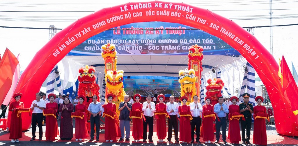 Các đại biểu thực hiện nghi thức thông xe kỹ thuật cao tốc Châu Đốc - Cần Thơ - Sóc Trăng giai đoạn 1, đoạn qua địa bàn tỉnh An Giang (ảnh: Trung Hiếu)