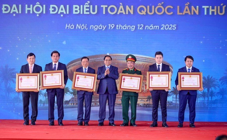 Thủ tướng Phạm Minh Chính trao Huân chương Lao động cho các đơn vị có thành tích nổi bật - Ảnh: VGP/Nhật Bắc