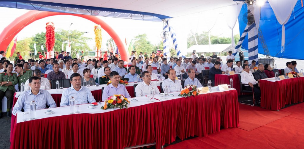 Các đại biểu dự lễ thông xe kỹ thuật dự án cao tốc Châu Đốc - Cần Thơ - Sóc Trăng giai đoạn 1, đoạn qua địa bàn tỉnh An Giang (ảnh: Trung Hiếu)