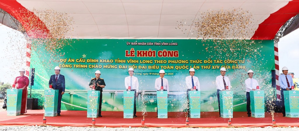 Lãnh đạo tỉnh thực hiện nghi thức khởi công công trình cầu Đình Khao. Ảnh: KHÁNH DUY Lãnh đạo tỉnh thực hiện nghi thức khởi công công trình cầu Đình Khao. Ảnh: KHÁNH DUY