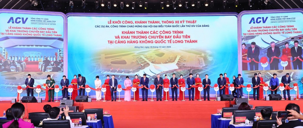 Các đại biểu thực hiện nghi thức cắt băng khánh thành