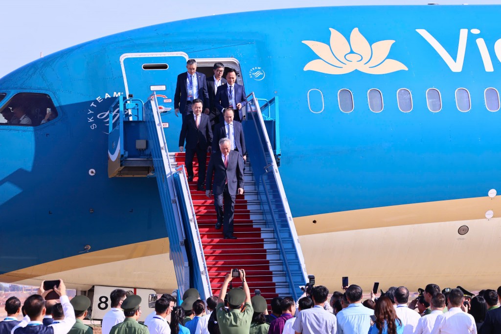 Phó Thủ tướng Thường trực Chính phủ Nguyễn Hòa Bình và các đại biểu đáp chuyến bay chính thức đầu tiên đến Sân bay Long Thành